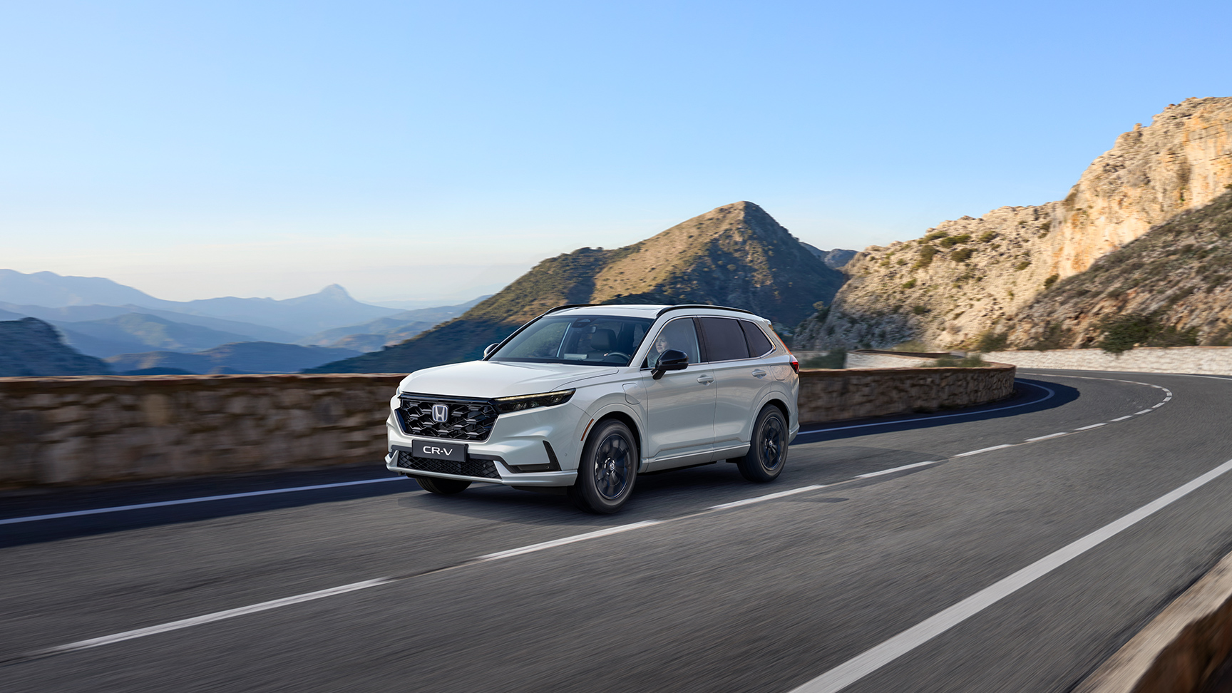 Vista de tres cuartos del Honda CR-V Plug-in Hybrid en ubicación montañosa.